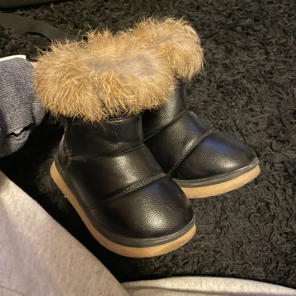 Black Faux Fur Winter Boots – Girls Size 20 - Picture 1 of 3